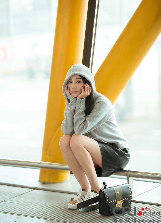 杨幂赴纽约观秀酷到发光 大白腿抢镜十足_手机搜狐网