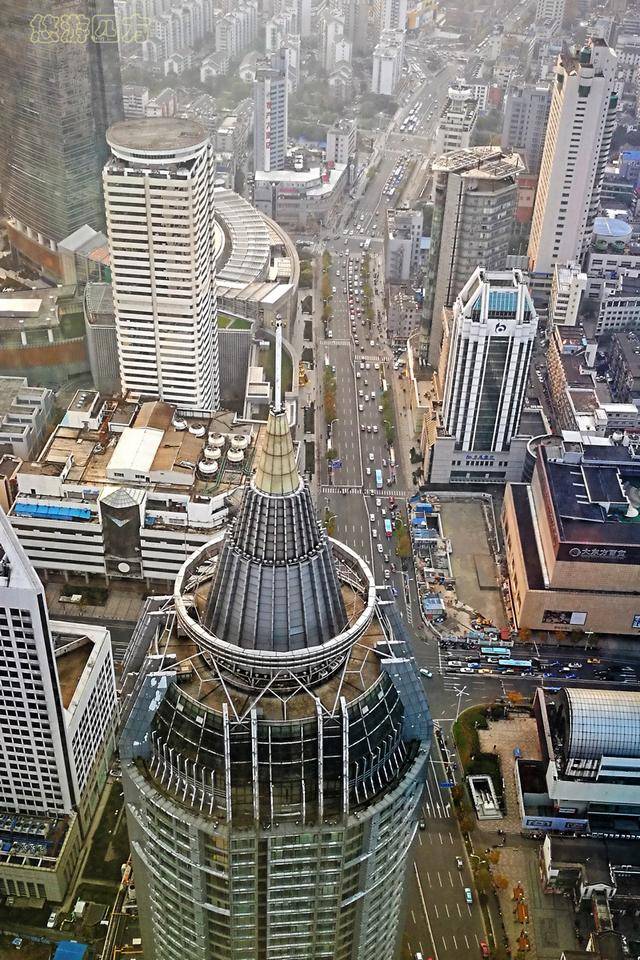 坐快速直达电梯到达64层以后,低头俯瞰,高傲的摩天360已经无法阻挡