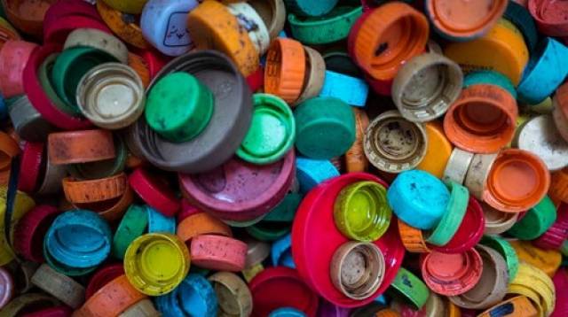 惊人发现:全球8成自来水含塑料颗粒 人类每天喝污染物