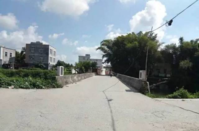 廉江那良村运河桥头发生车祸,3名女子被撞飞下运河!