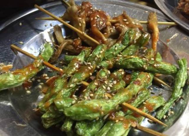 炸蘑菇和芸豆也是表姐最爱的 涂的酱料是偏咸的 吃起来的感觉很平静