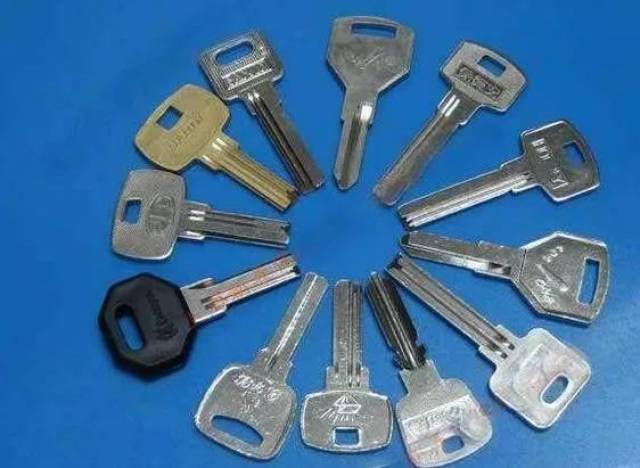 在交谈中该客服让记者出示需配制钥匙的图片,并说要看钥匙的类型收取