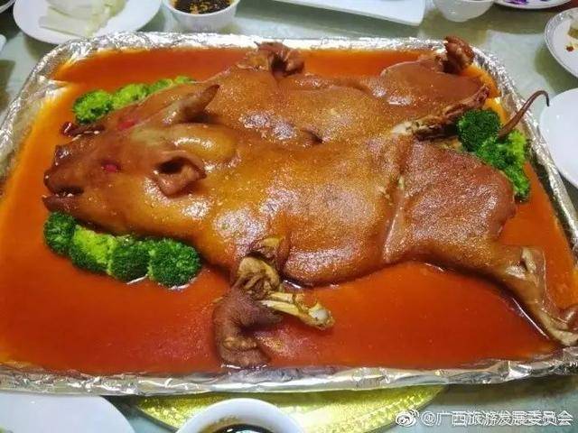 巴马香猪烹调时不添加任何佐料也香气扑鼻 喝山泉水长大