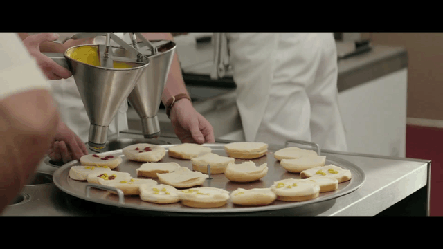 随后,他就被餐厅老板麦当劳兄弟中的老大马克邀请参观后厨的运作流程.