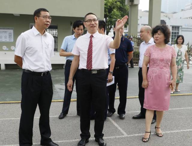 梁寿如区长到波利亚外国语学校看望慰问教师送来节日祝福