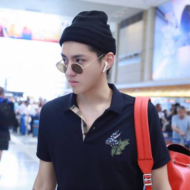 吴亦凡非常喜欢圆框算命先生眼镜,节目上带,机场也能看到他带,这款