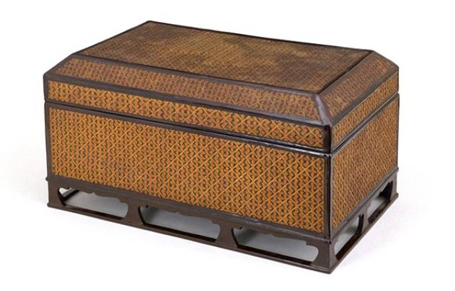 另有一类称为唐柜的木柜,为数不少,下有四足,则与唐代出土的三彩柜