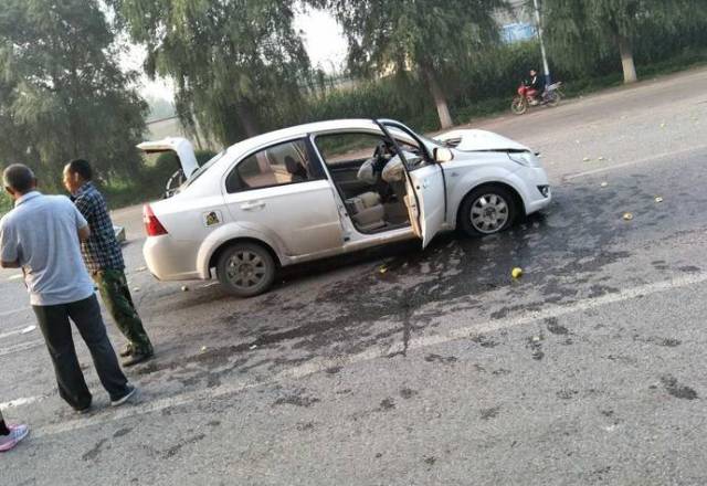 雪佛兰轿车受损严重,地上满是苹果汁