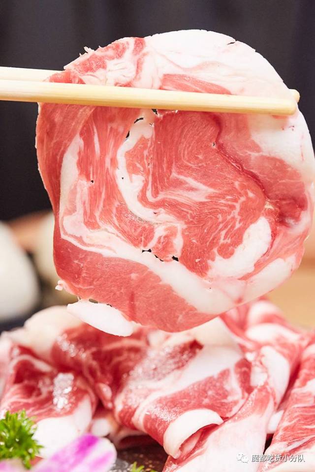 草原羊腰肉,腰窝肉是腰窝后腹部,肥瘦夹杂,有筋膜,口感比较嫩.