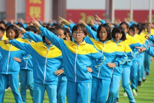 衡水志臻实验中学举行2017级初一新生军训会操表演