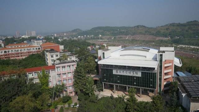 渠县的中学比较多,但县城里面,只有渠中,二中,三中以及一个私立的达州