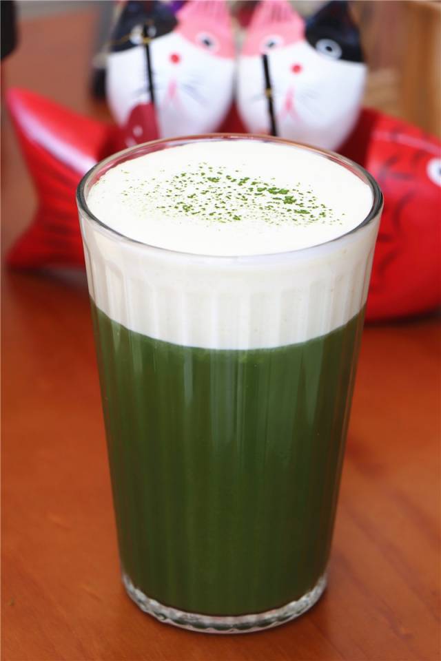 盐的 咸与奶盖的 甜 好似 水火碰撞各不相让 最后反而被 清馨 的抹茶