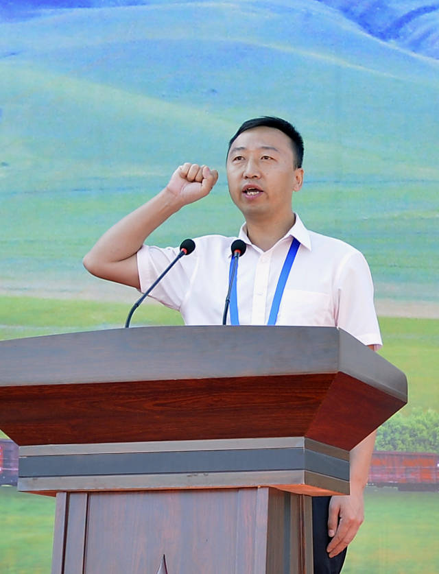 张海涛向来自全路18个铁路局(公司)的领导和497名参赛选手表示热烈