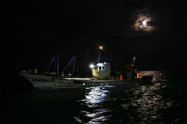 远近渔黑夜图片
