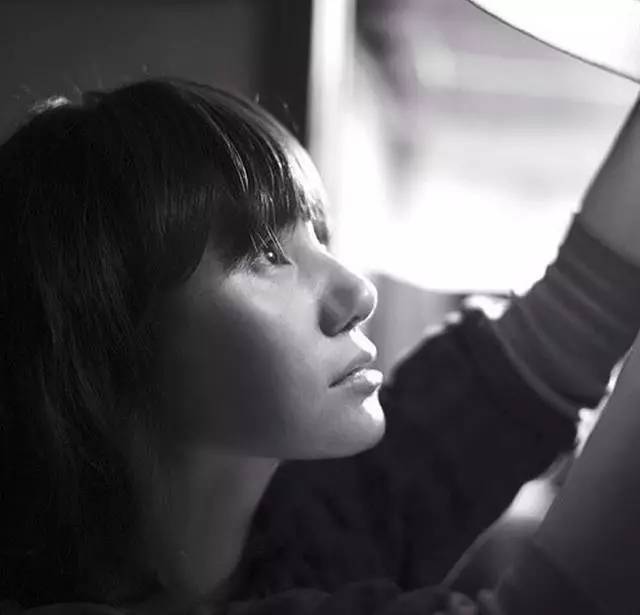 41岁赵薇侧颜秒杀25岁周冬雨,这个地方美了侧