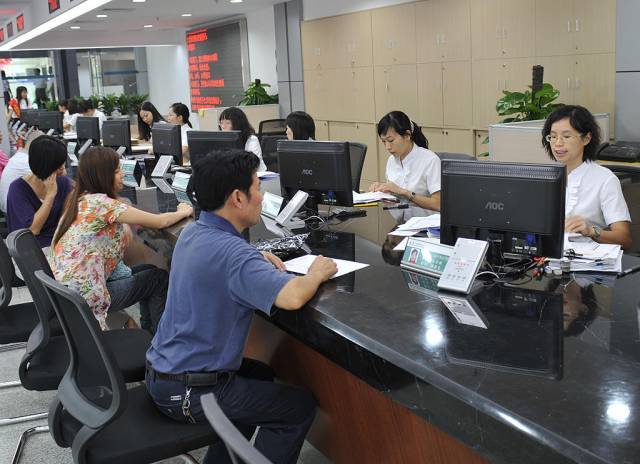 五大中心里 上班族们开始了一天忙碌的工作