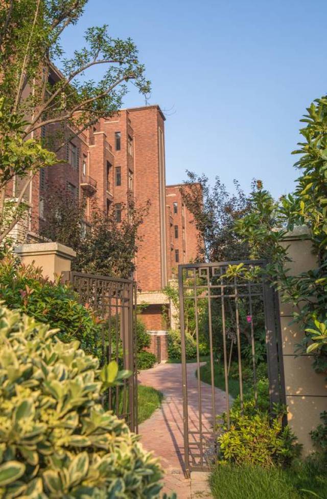 比起高楼的高处不胜寒 懂生活的人更喜欢洋房的近水楼台