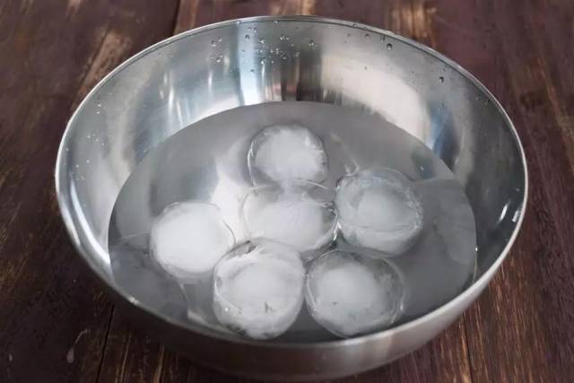 要的是一大盆冰水 ▼