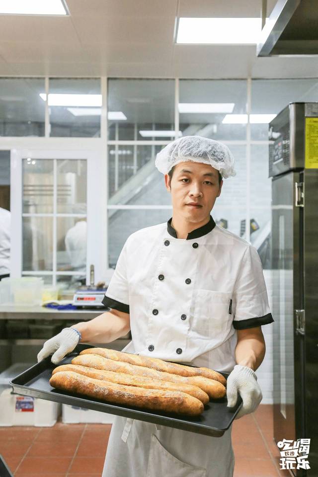 与烘焙打了十几年的交道的面包师傅李志华,是 湖南省为数不多拥有国家