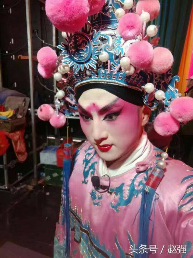 甘肃省庄浪县秦剧团有个叫罗举的小生秦腔唱得好人长得也很秀气