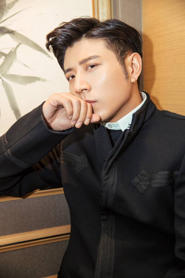 高晓攀复古写真曝光 帅气演绎不羁撩人