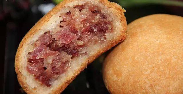 为了搞噱头吧,超市自己的牌子的月饼,你们说的馅料都有,鲜花火腿腊肉