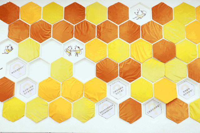 认真学习完蜜蜂的知识后 来玩个互动小游戏~ 当软软的蜂巢垫子 变成