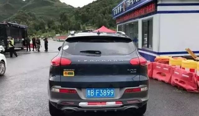 六盘水这辆车牛假牌车辆打开后备箱还有3块车牌