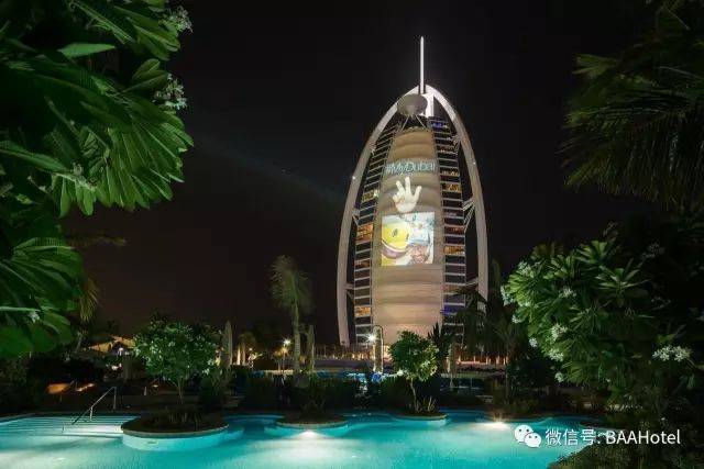 为什么晚上的迪拜帆船酒店总是变化多端?
