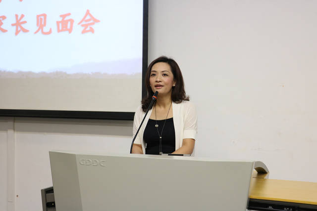 党委副书记周艳华主持见面会