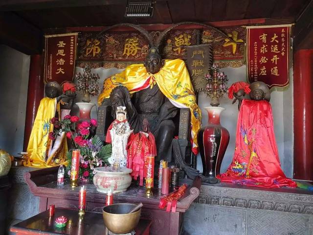 采用虚实结合的艺术手法,雕塑了一尊取经归来已成斗战胜佛的孙悟空