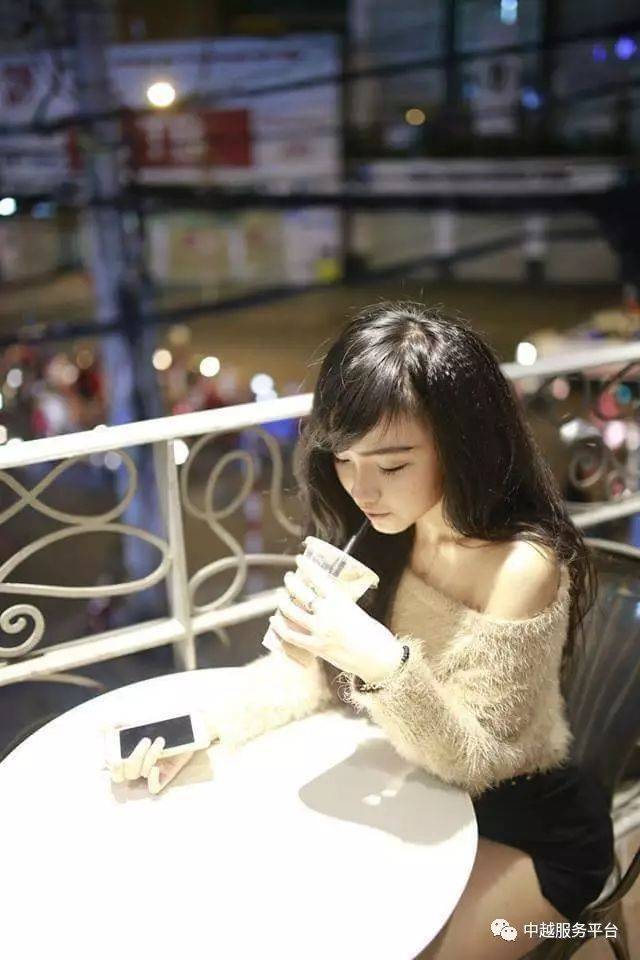 洗碗小妹惊艳路人遭"人肉" ,原来是越南女大学生网红主播yon dolly