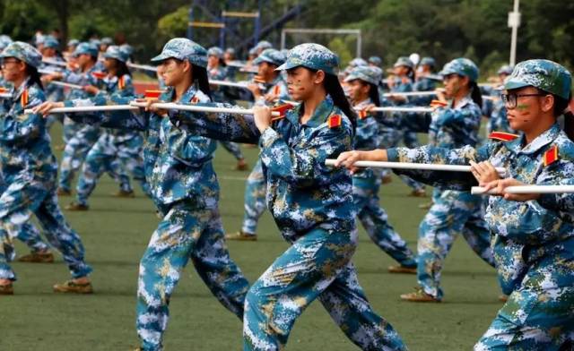 汇演还没结束 现在冲入操场的是 训练有素的短棍术方阵 他们的表演一