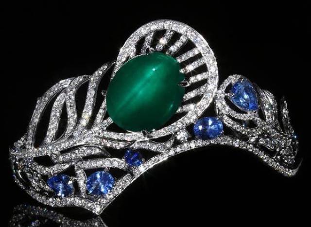 布伦希尔德皇冠 星光祖母绿极为稀少,仅偶有发现.