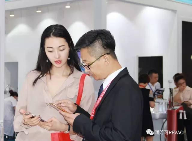 润芳可品牌尹维民老师正在给参观者讲解