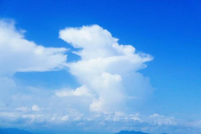 海南三亚海天一线的景色太美了,这天空和这海