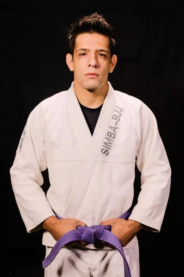 2016年9月至今,跟随著名巴西柔术黑带大师 卡洛斯.埃内斯托.