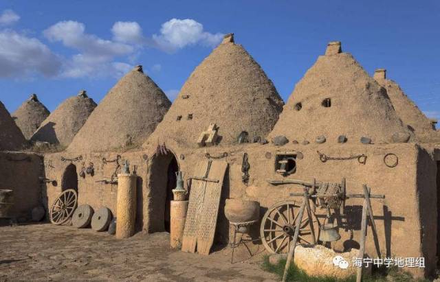 蜂巢屋一般由3至4座土塔相连,可增加使用面积,土塔面层的泥土有保持