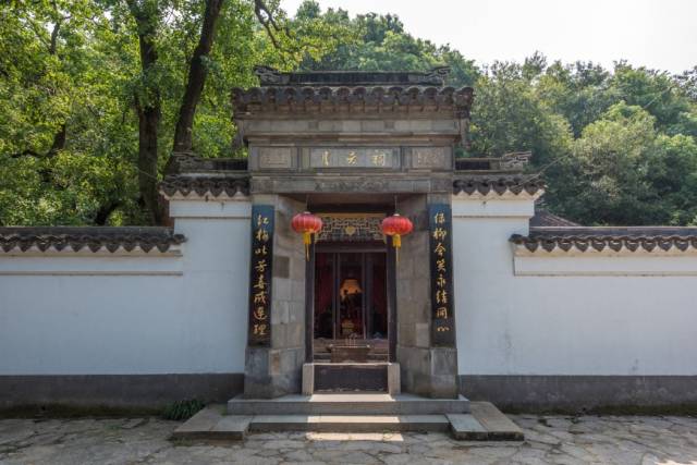 月老祠不大,香火很旺盛.