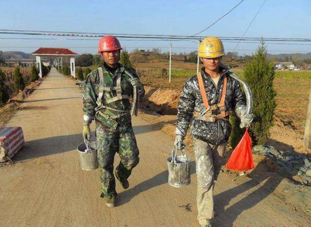 他们退伍之后迷彩服不离身,即使做了农民工!