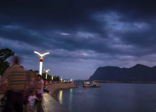 随着夜跑风靡昆明,海埂公园,海埂大坝这两个紧挨一起的地方,也成了