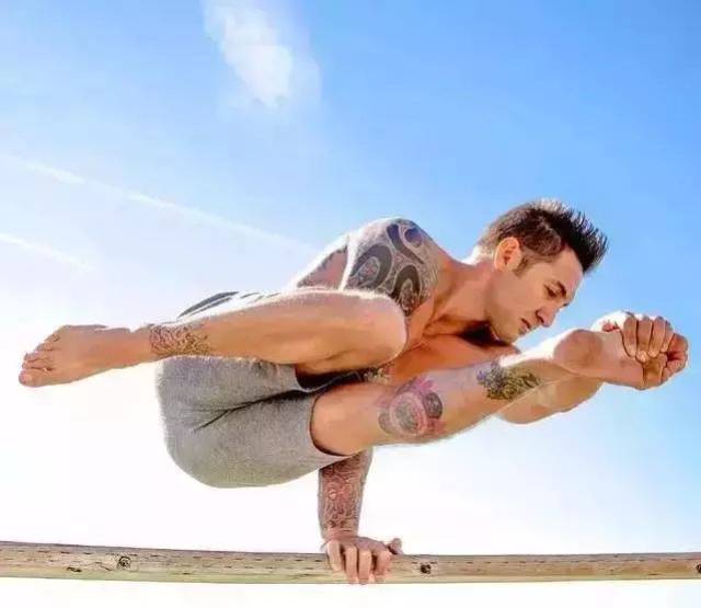 男人瑜伽原来可以这么酷!用肢体释放着荷尔蒙!