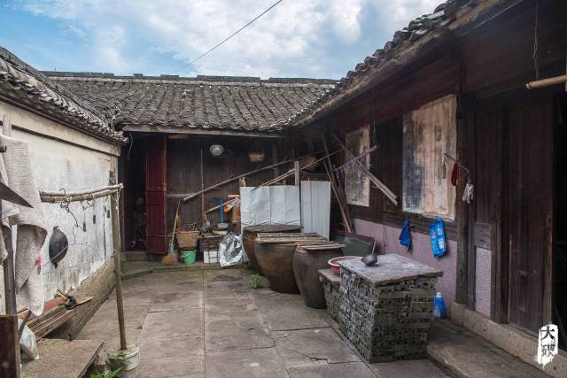 邬大成古建筑/ 老邬退休前是邬隘中学的老师, 因而人称"邬老师".