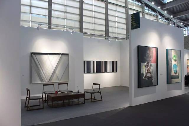 再度选择了四个展位的蜂巢当代艺术中心依然是全场展位最大的画廊