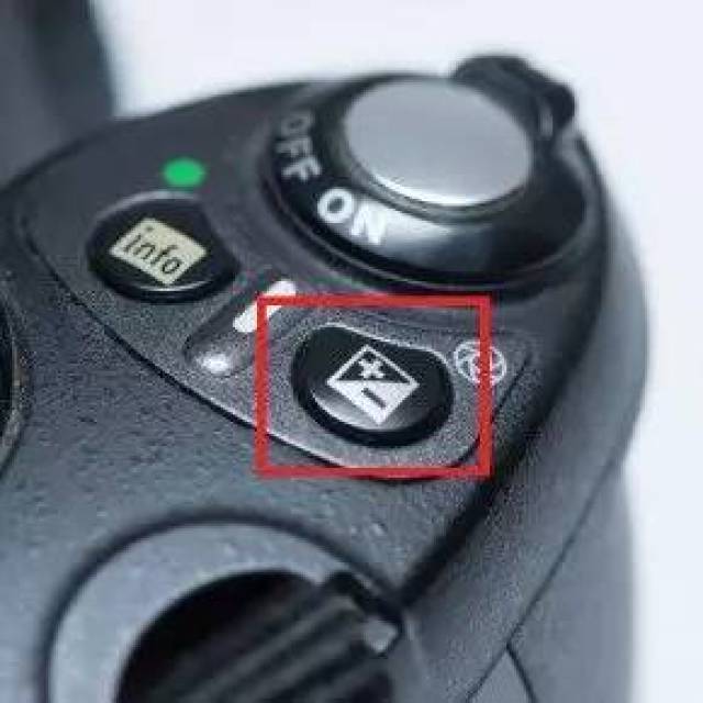 按动加减按钮或转动转盘,就可以增加或减少曝光补偿值( ev/-ev),从而