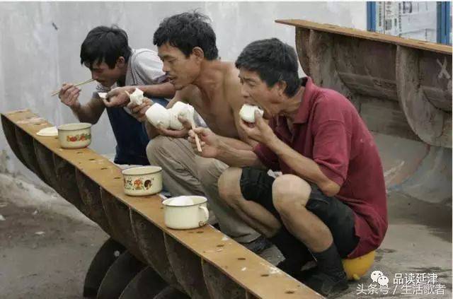 农民工一口气吃8个馒头,他们的午餐真叫人心酸