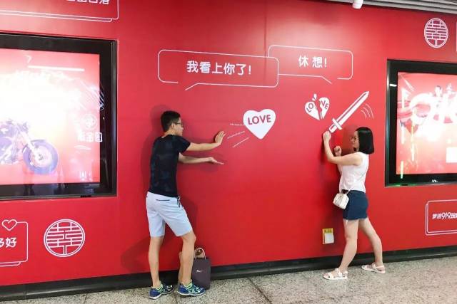 的情侣, 都在这些情话中找到了认同和共鸣, 纷纷停下来欣赏这"情话墙"