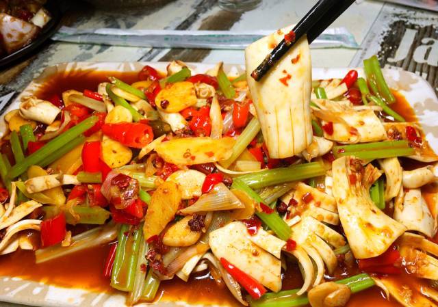 淹过的姜片泡椒,再撒一把芹菜,与黄喉一起爆炒