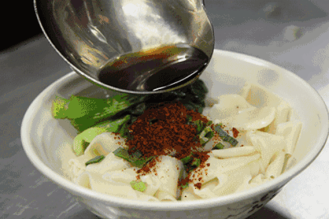 小编突然想起《三枪拍案惊奇》里本山大叔吃biangbiang面的豪爽样子