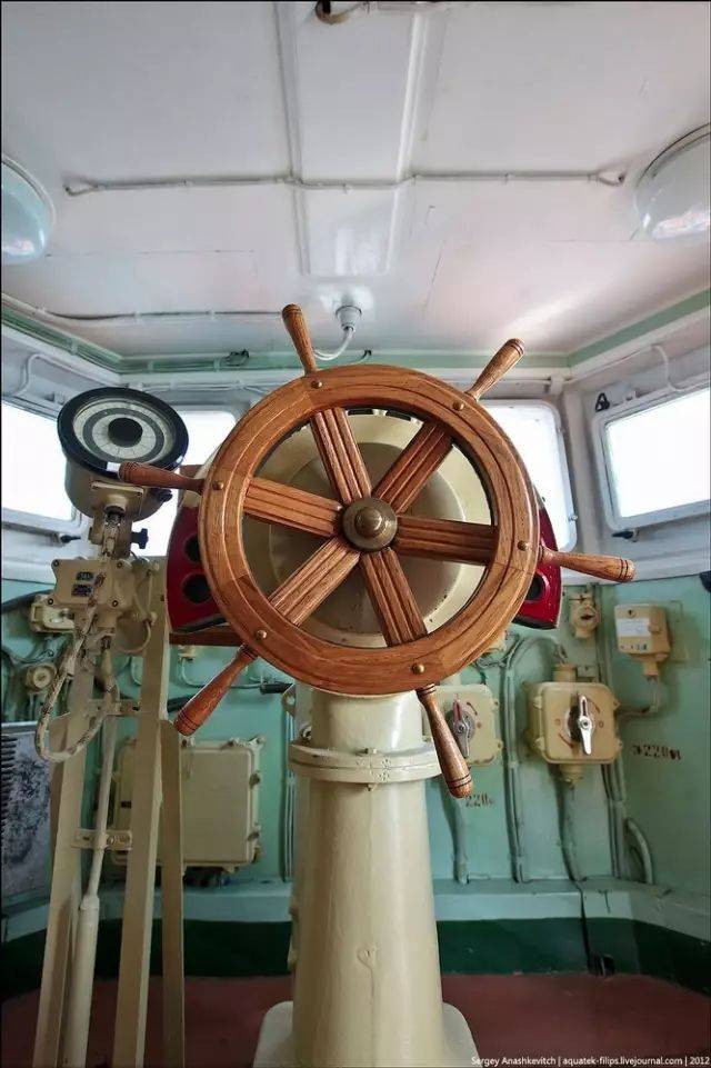 今天"公社"号内部的舰桥仍十分古朴